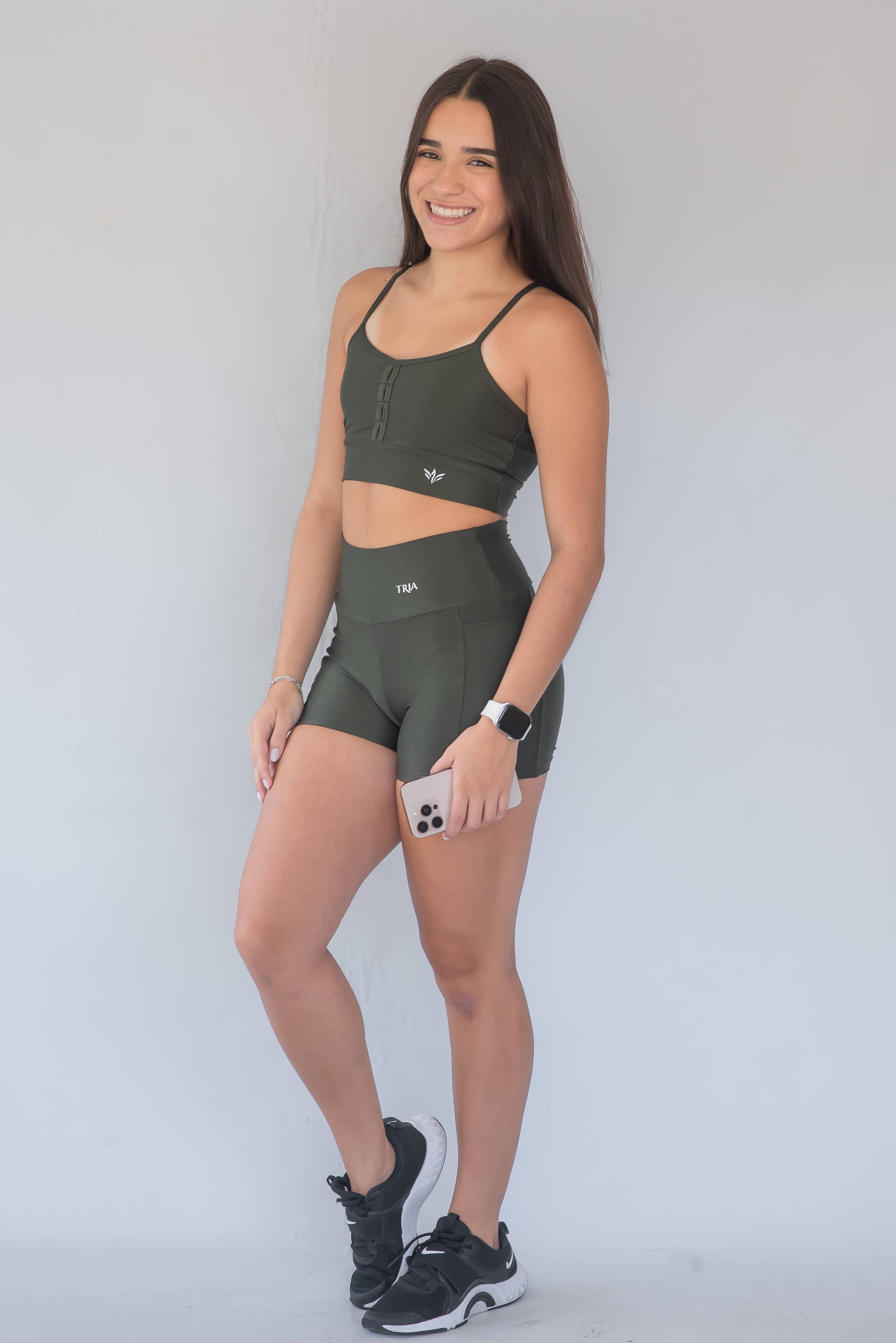 Conjunto short bolso verde militar com Top detalhes